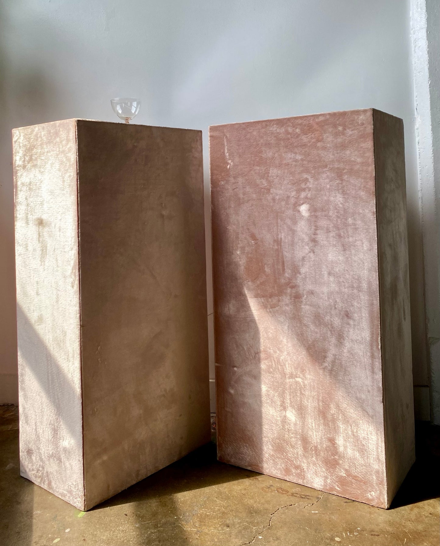 DUSTED PINK VELVET MIRRORED TOP PEDESTALS (RENT ONLY)