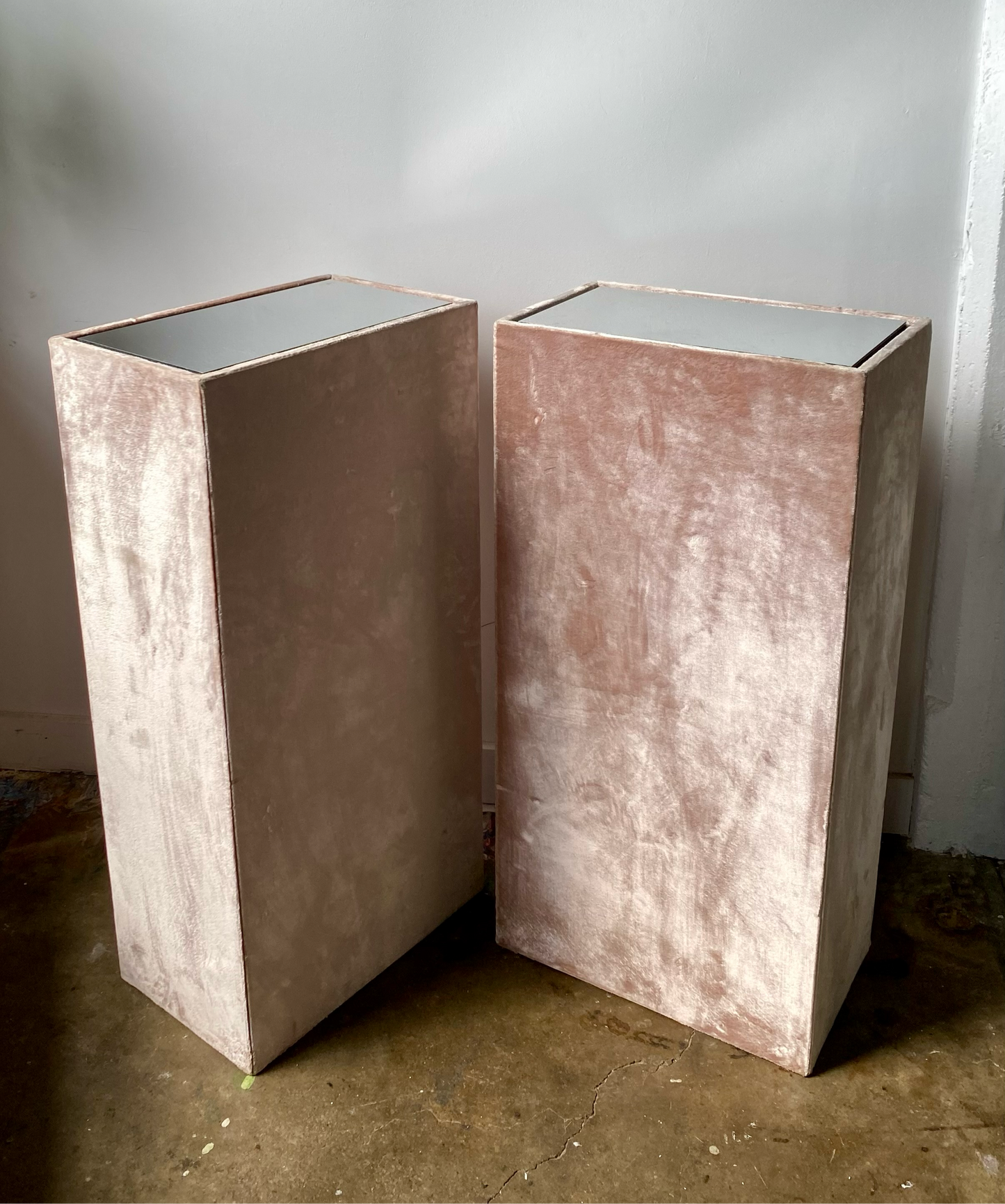 DUSTED PINK VELVET MIRRORED TOP PEDESTALS (RENT ONLY)