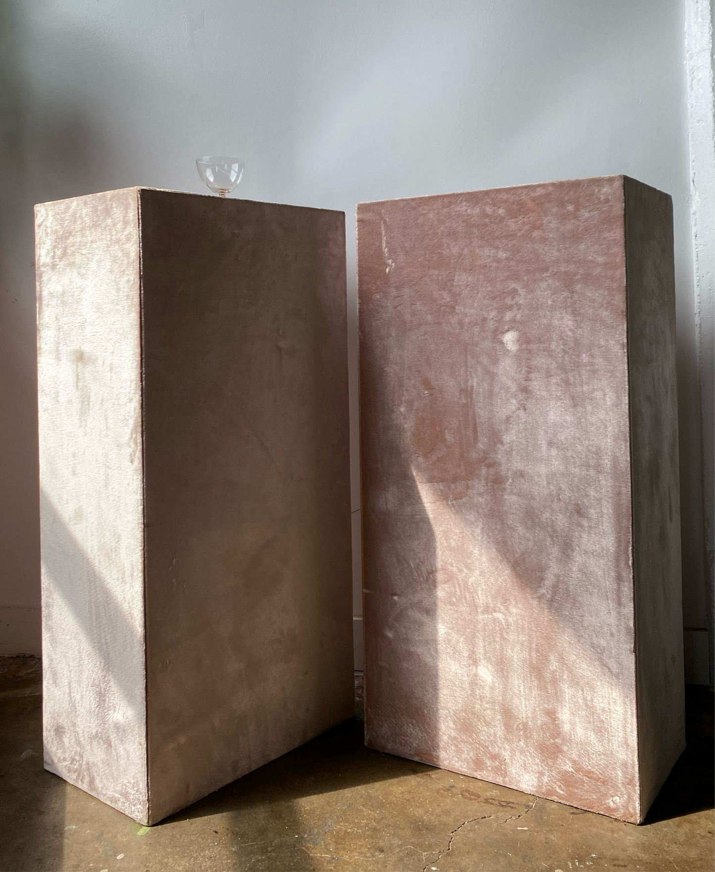 DUSTED PINK VELVET MIRRORED TOP PEDESTALS (RENT ONLY)