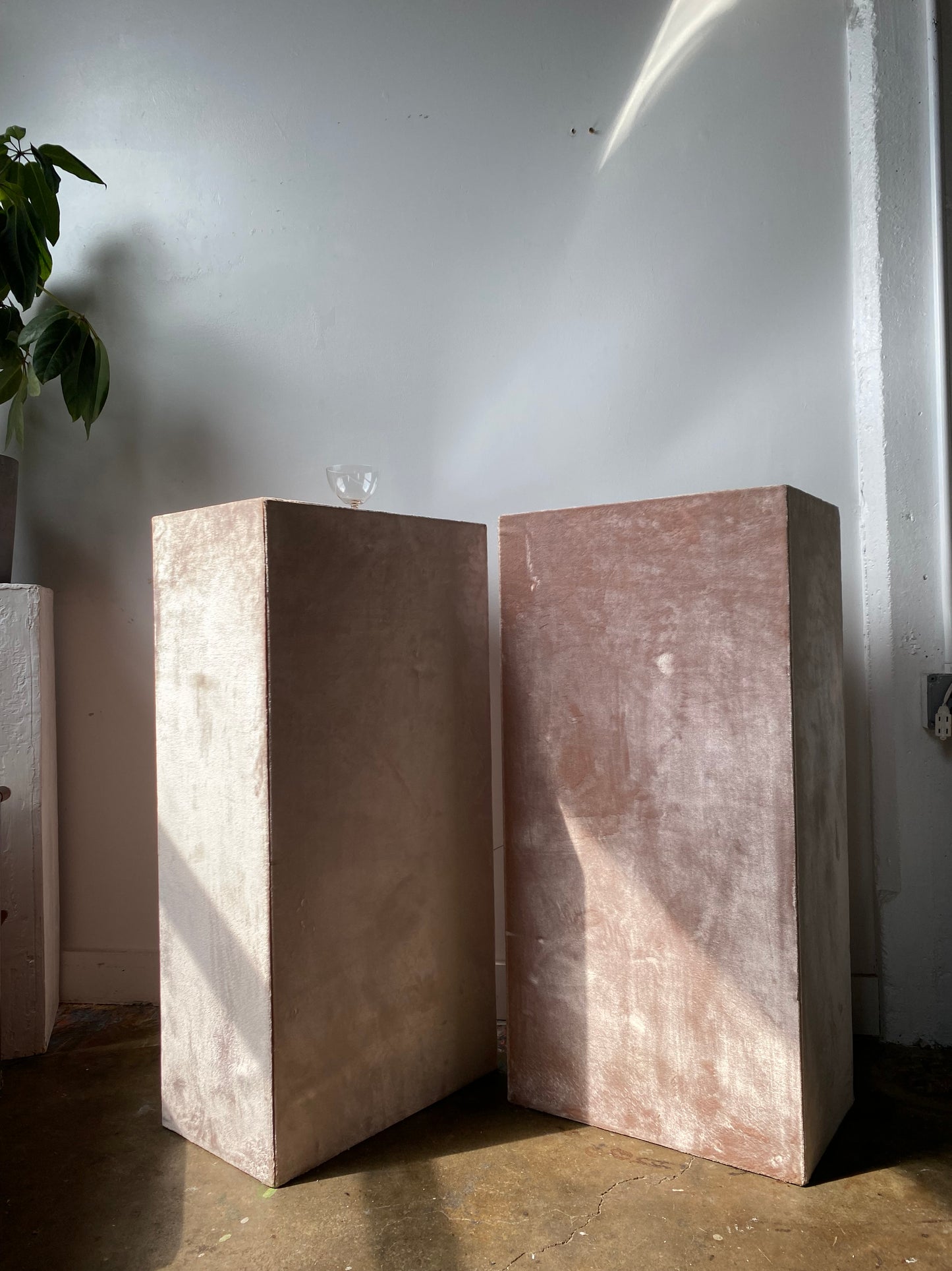 DUSTED PINK VELVET MIRRORED TOP PEDESTALS (RENT ONLY)